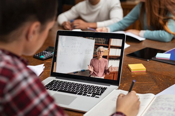 Website E-learning giúp học viên dễ dàng trao đổi trực tiếp với giảng viên mọi lúc, mọi nơi